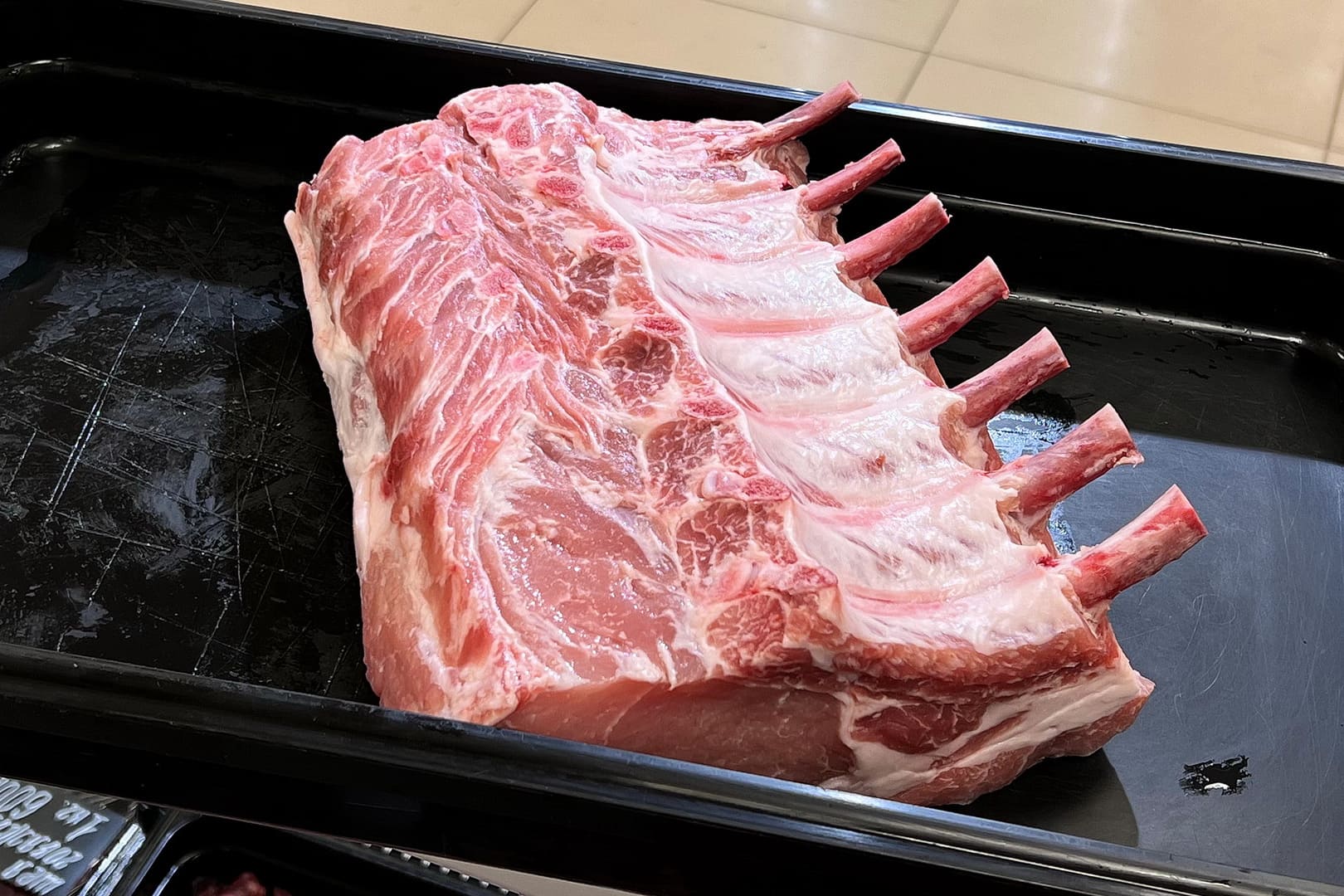 Купите карбонад свиной на кости из свежего мяса свинины. Закажите сейчас в интернет-магазине с доставкой и почувствуйте домашний вкус и удовольствие от натуральной еды! - Фото 1