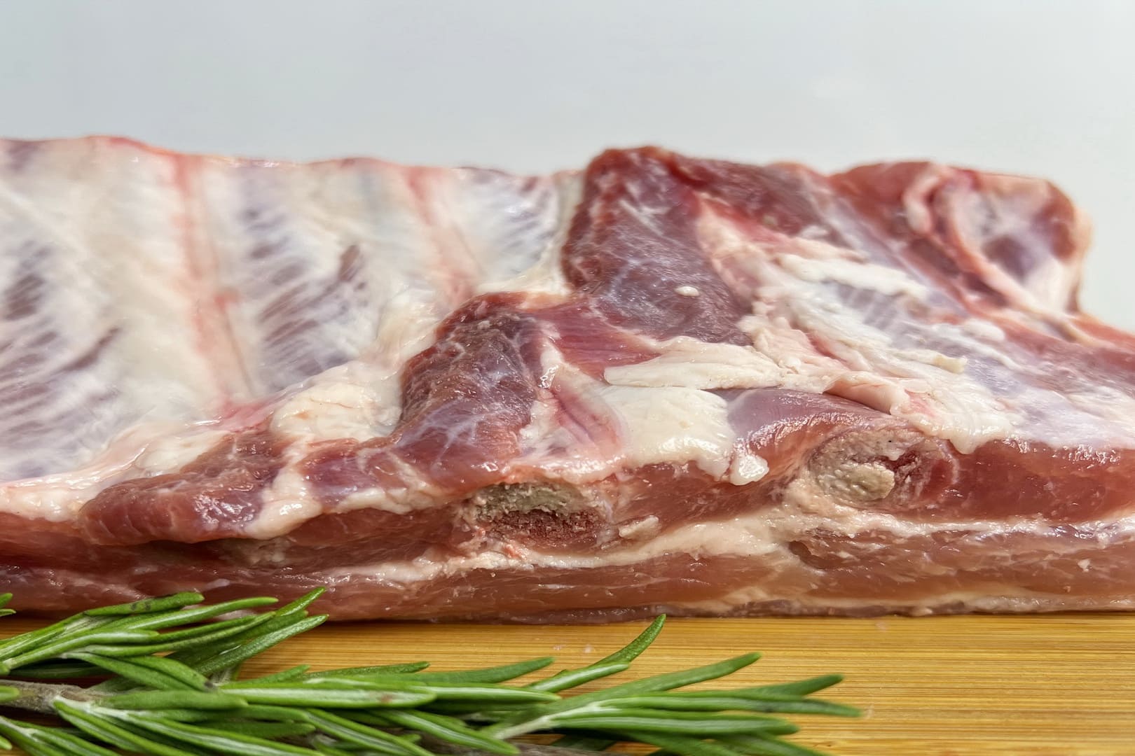Ребра свиные в интернет-магазине, купите сежее мясо с доставкой в Иркутске и наслаждайтесь особенный вкусом и ароматом мясных блюд! - Фото 2