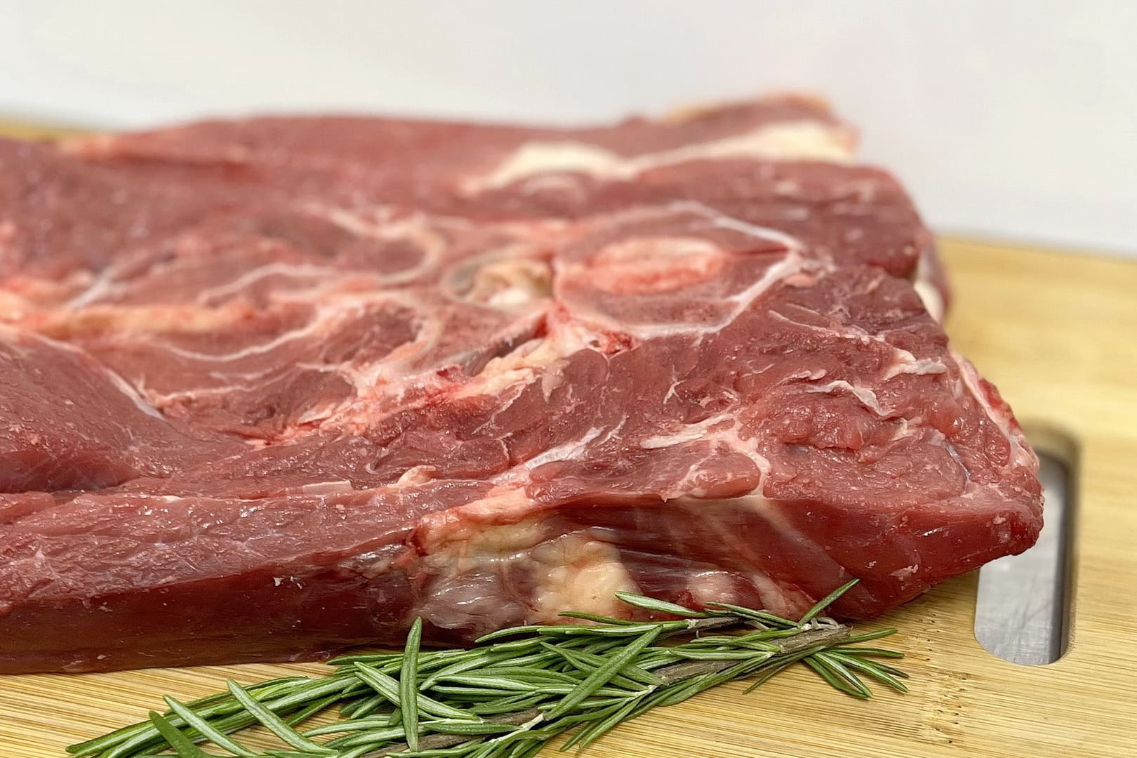 Мясной продукт из шейки говядины с костями, прослойками жира и сухожилиями, обладает богатым мясным вкусом и сочностью.  - Фото 4