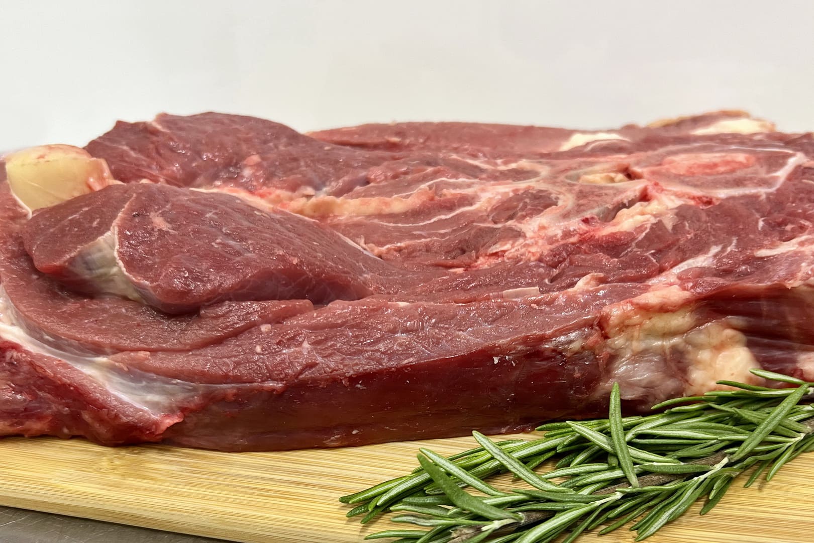 Мясной продукт из шейки говядины с костями, прослойками жира и сухожилиями, обладает богатым мясным вкусом и сочностью.  - Фото 5