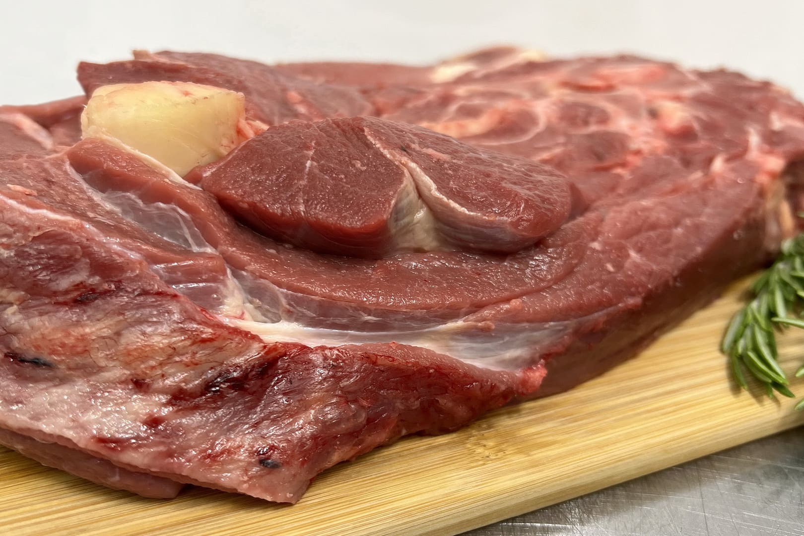 Мясной продукт из шейки говядины с костями, прослойками жира и сухожилиями, обладает богатым мясным вкусом и сочностью.  - Фото 7