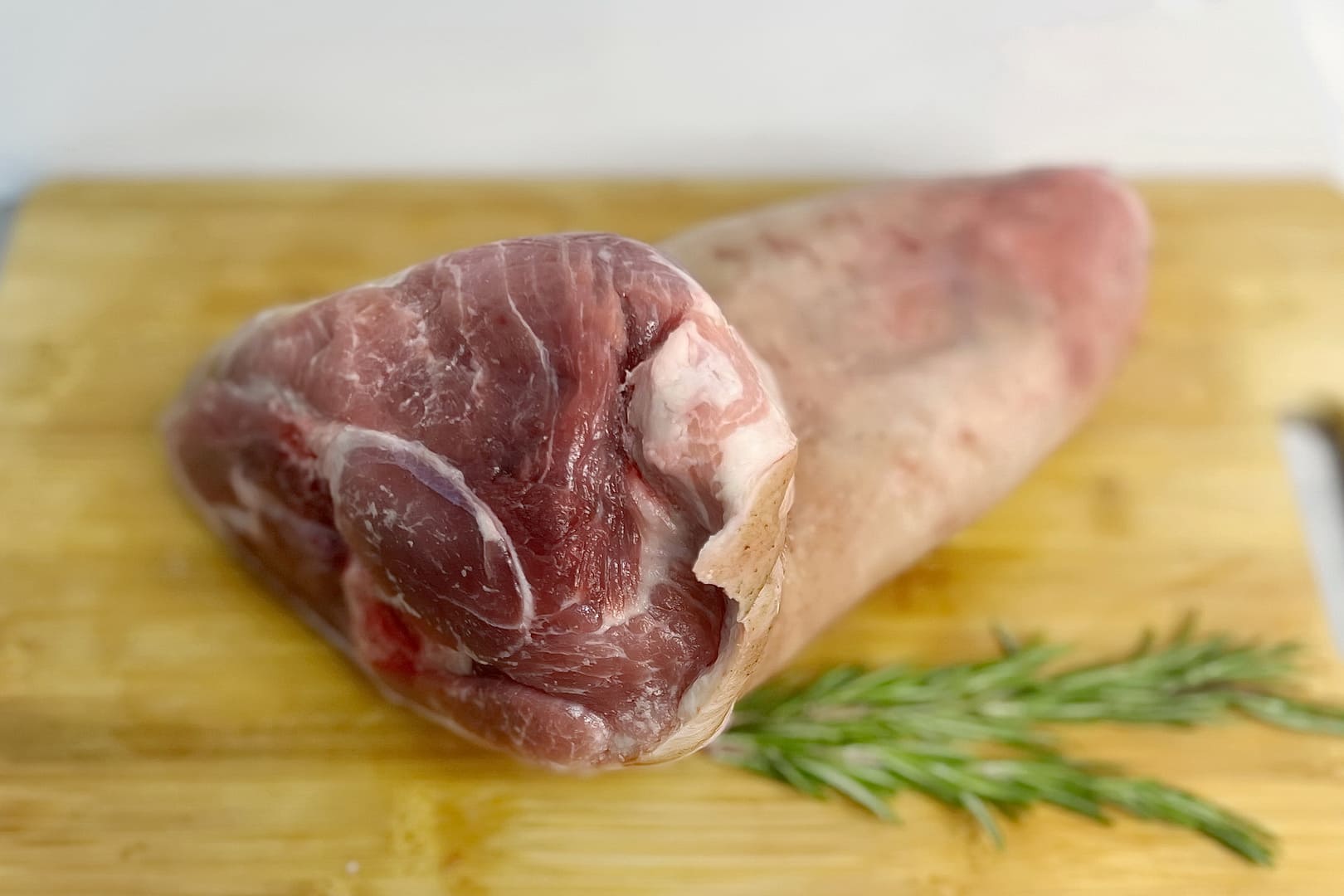 Рулька свиная ~ 1,2 кг: идеальный выбор для любителей мясных деликатесов. Закажите  интернет-магазине свинину, богатую белком с плотной структурой и насыщенным мясным вкусом! - Фото 2