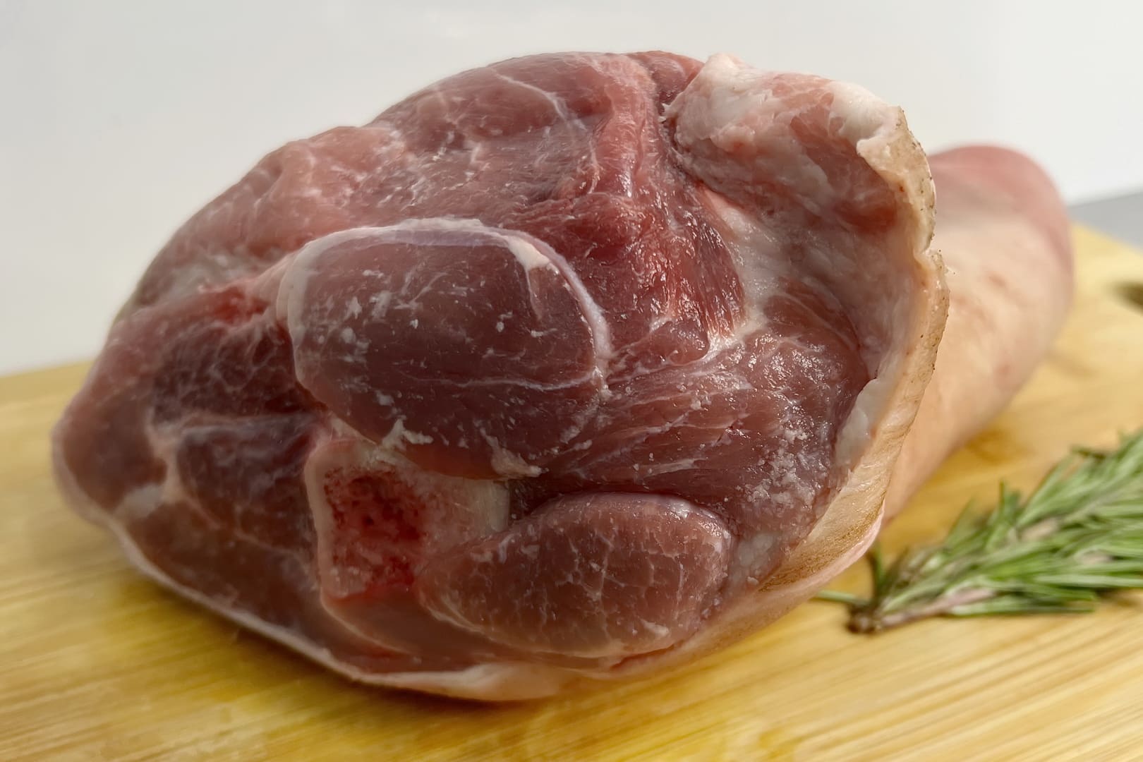 Рулька свиная ~ 1,2 кг: идеальный выбор для любителей мясных деликатесов. Закажите  интернет-магазине свинину, богатую белком с плотной структурой и насыщенным мясным вкусом! - Фото 3