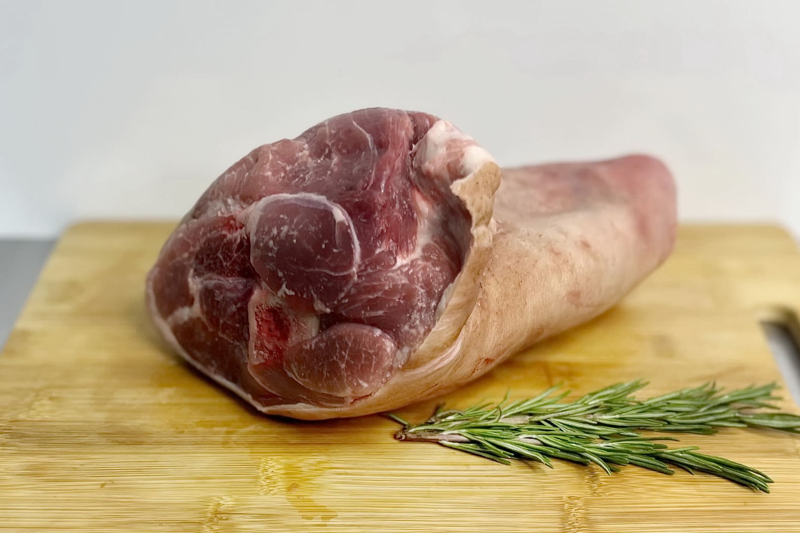 Рулька свиная ~ 1,2 кг: идеальный выбор для любителей мясных деликатесов. Закажите  интернет-магазине свинину, богатую белком с плотной структурой и насыщенным мясным вкусом! - Фото 4