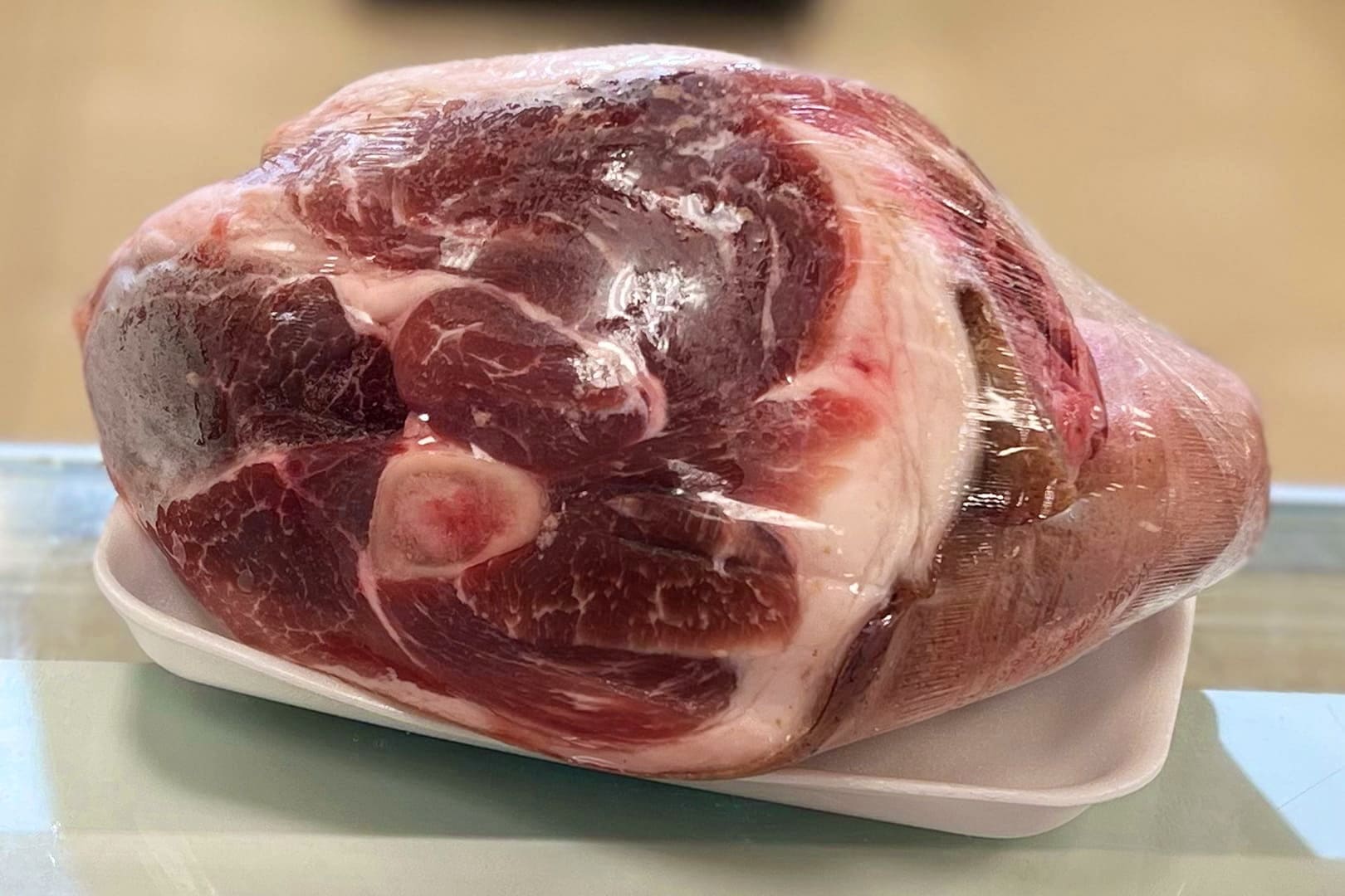 Рулька свиная ~ 1,2 кг: идеальный выбор для любителей мясных деликатесов. Закажите  интернет-магазине свинину, богатую белком с плотной структурой и насыщенным мясным вкусом! - Фото 5
