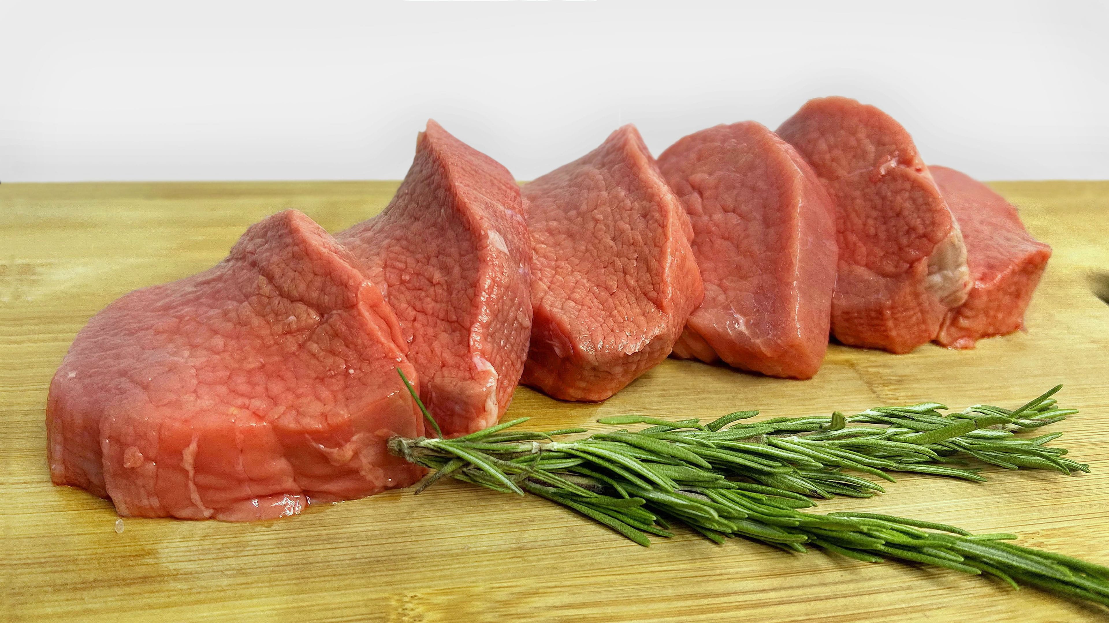 Мясо говядины: вырезка, отруб, грудинка, оковалок, лопатка, филе с доставкой в Иркутске